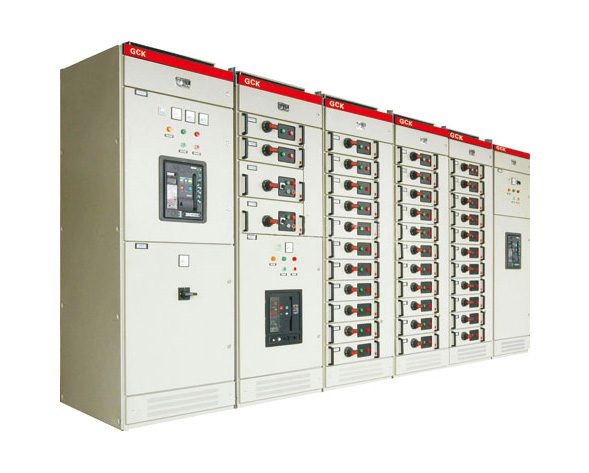  GCK低壓抽出式開(kāi)關(guān)柜，主要是由一些組合式電動(dòng)機(jī)控制單元，和其它功能單元組合而成。這些單元以上下重疊的方式安裝在封閉的金屬柜體內(nèi)。用設(shè)置在柜體上方的水平母線(xiàn)，…